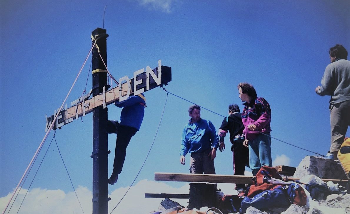 Das erste Gipfelkreuz auf der Westlichen Griesspitze war dem „Weltfrieden“ gewidmet. In fünf Jahrzehnten musste es häufiger instand gesetzt werden. (Foto: Berglerverein Mieming)