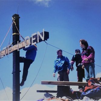 Das erste Gipfelkreuz auf der Westlichen Griesspitze war dem „Weltfrieden“ gewidmet. In fünf Jahrzehnten musste es häufiger instand gesetzt werden. (Foto: Berglerverein Mieming)