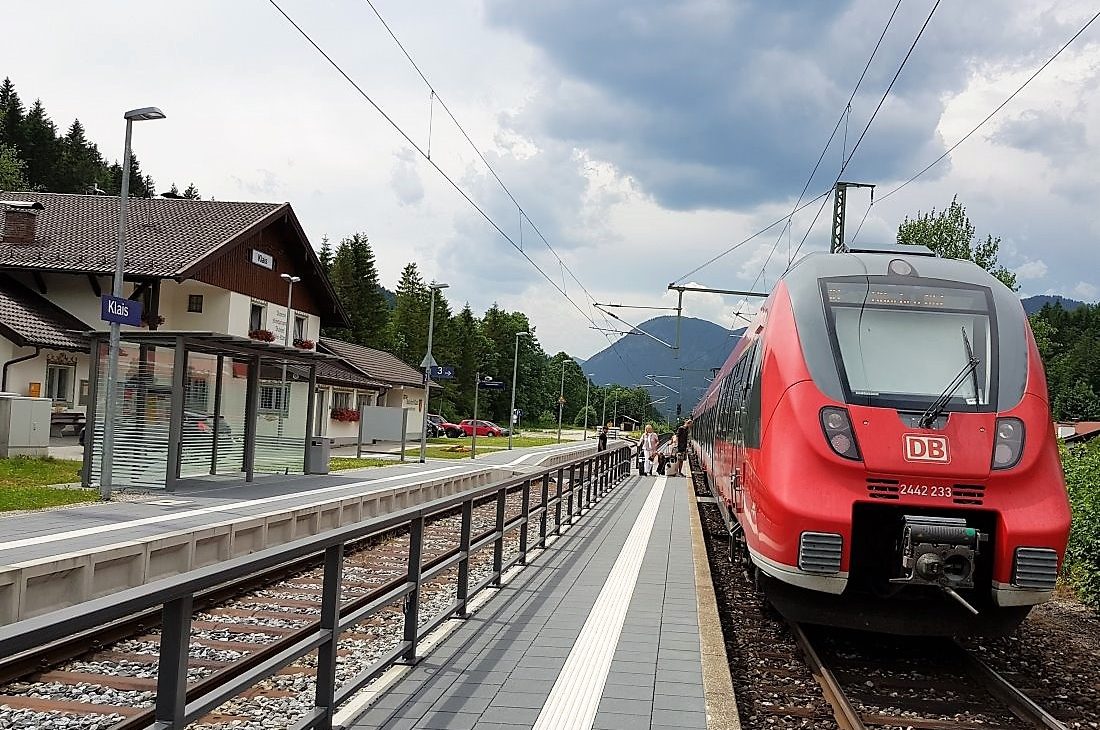„Bayerns höchstgelegener Bahnhof – Höhe 933 Meter“ gehört der Gemeinde Krün. (Foto: Knut Kuckel)