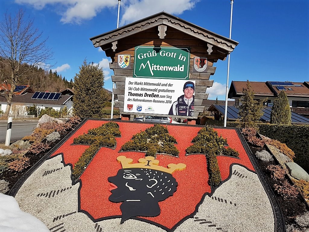 Marktgemeinde und Ski-Club Mittenwald gratulieren Thomas Dreßen zum Sieg des Hahnenkamm-Rennens 2018 in Kitzbühel. (Foto: Knut Kuckel)
