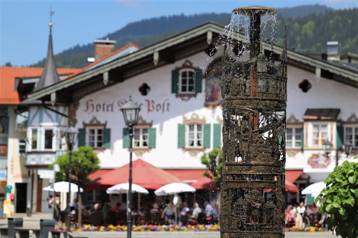 Hotel Alte Post und Dorfbrunnen, Oberammergau. (Foto: Knut Kuckel)