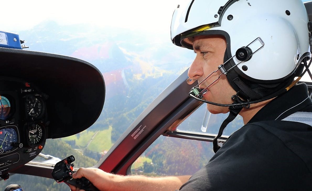 Christophorus-Pilot Stefan Kapeller zeigt uns das Tiroler Oberinntal von oben. (Foto: Knut Kuckel)