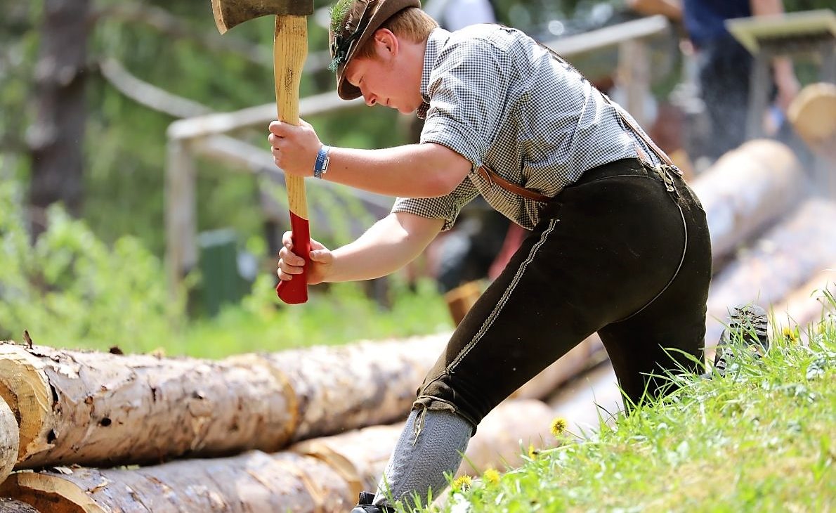Die Erfolgsgeschichte der Holzknechte wird fortgeschrieben. Im Forstbetrieb Ruhpolding der Bayerischen Staatsforsten werden wieder Lehrlinge ausgebildet. (Foto: Knut Kuckel)