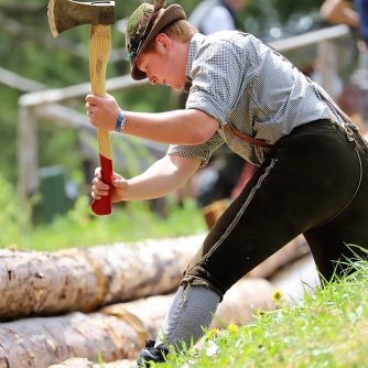 Die Erfolgsgeschichte der Holzknechte wird fortgeschrieben. Im Forstbetrieb Ruhpolding der Bayerischen Staatsforsten werden wieder Lehrlinge ausgebildet. (Foto: Knut Kuckel)