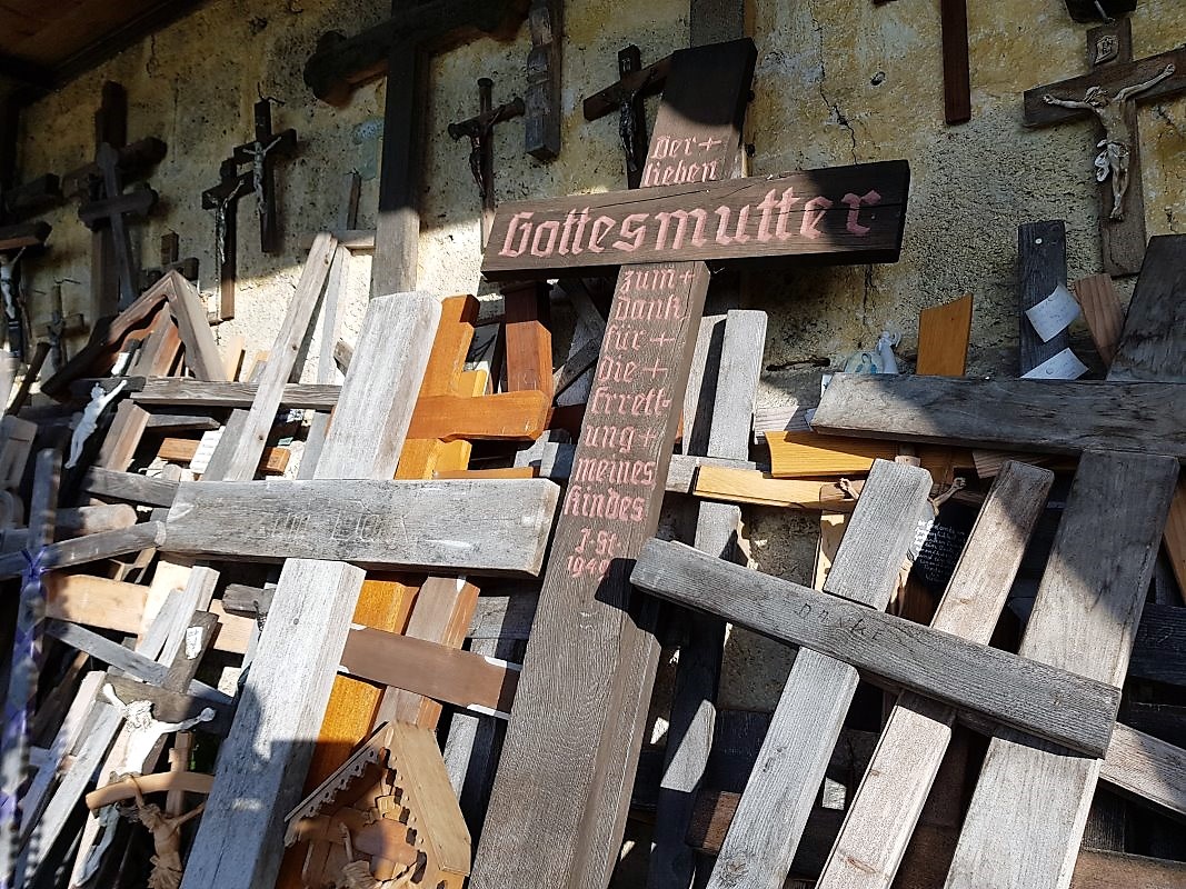 Auf der Rückseite der Wallfahrtskirche werden die Wallfahrtskreuze der Pilger aufbewahrt. (Foto: Knut Kuckel)