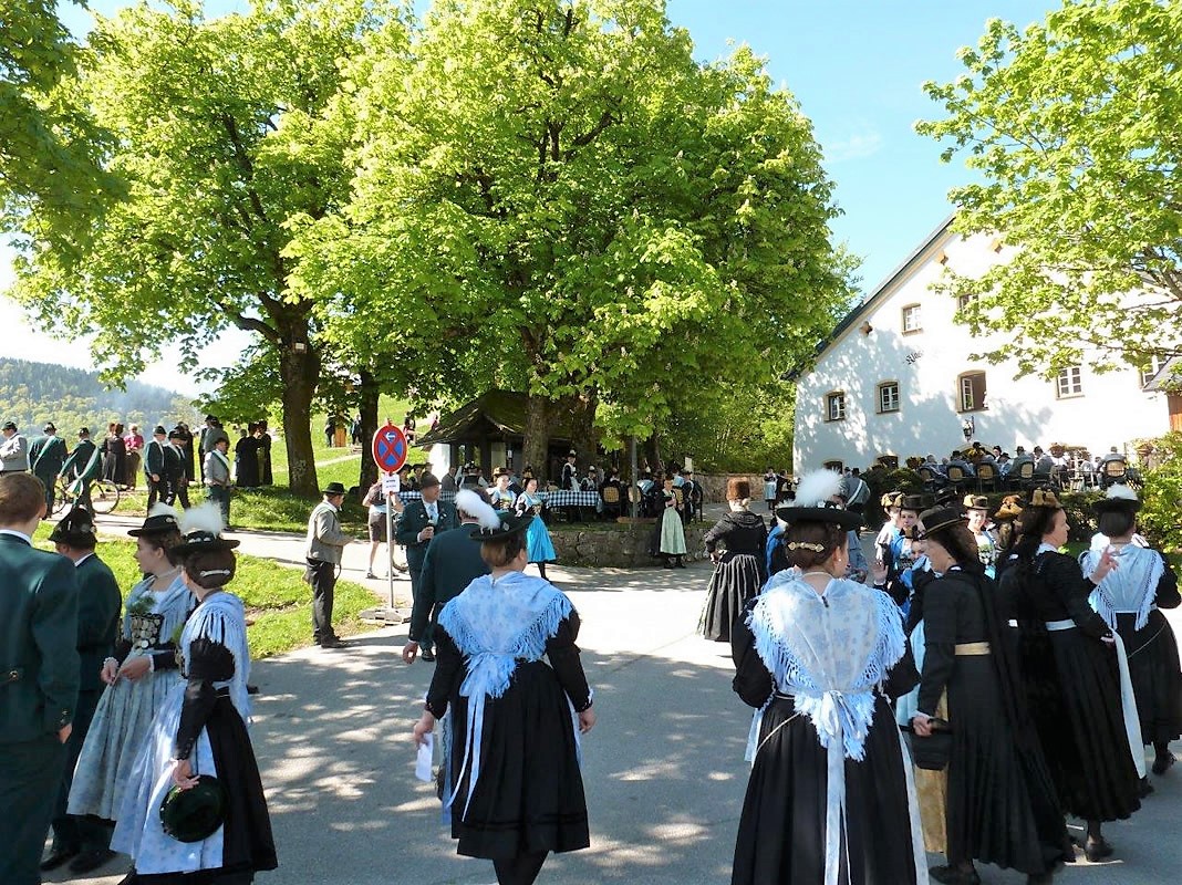 Nach dem Gottesdienst zog es die Pilger in den Klostergasthof Maria Eck. (Foto: Knut Kuckel)