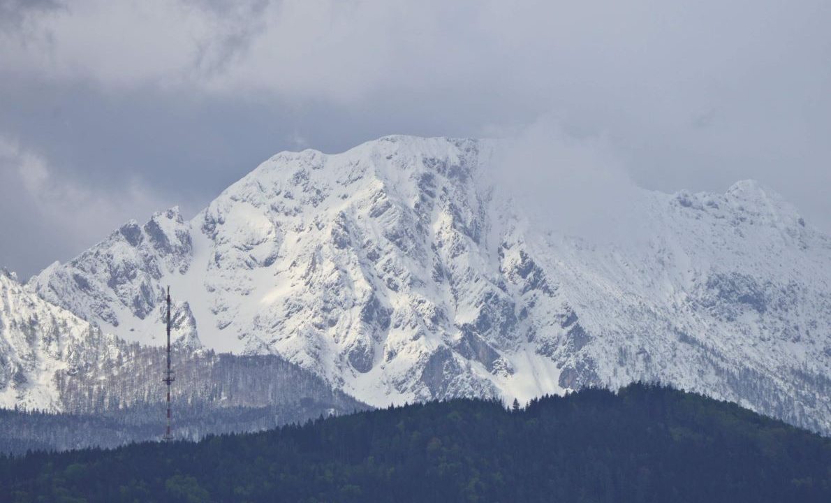 Die Chiemgauer Alpen, hier der 1782 Meter hohe Zwiesel, zeigen sich wieder deutlich in weiß. (Foto: DAV/Franz Güntner)