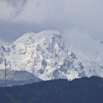 Die Chiemgauer Alpen, hier der 1782 Meter hohe Zwiesel, zeigen sich wieder deutlich in weiß. (Foto: DAV/Franz Güntner)